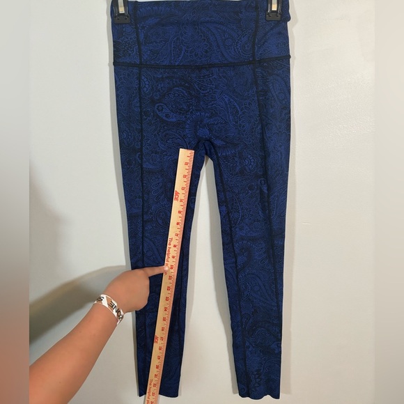 Lululemon Blue Paisley Print Wunder Under 7/8 Leggings Size 4 - Picture 8 of 12